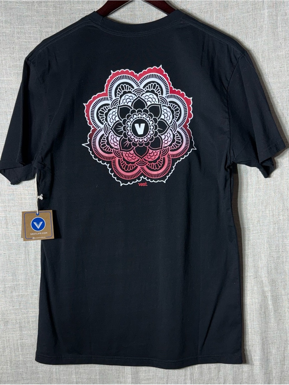 VAST Surf Men’s Black Large Back Graphic T-Shirt Pink Mandala Size Medium NWT
